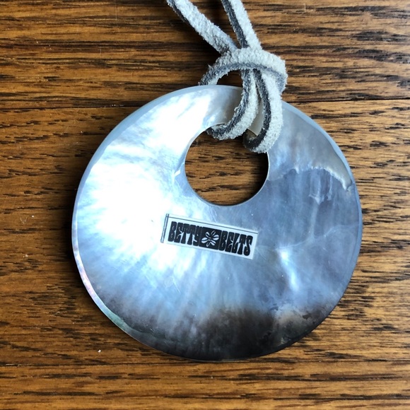 Mother of Pearl Necklace - Picture 4 of 4